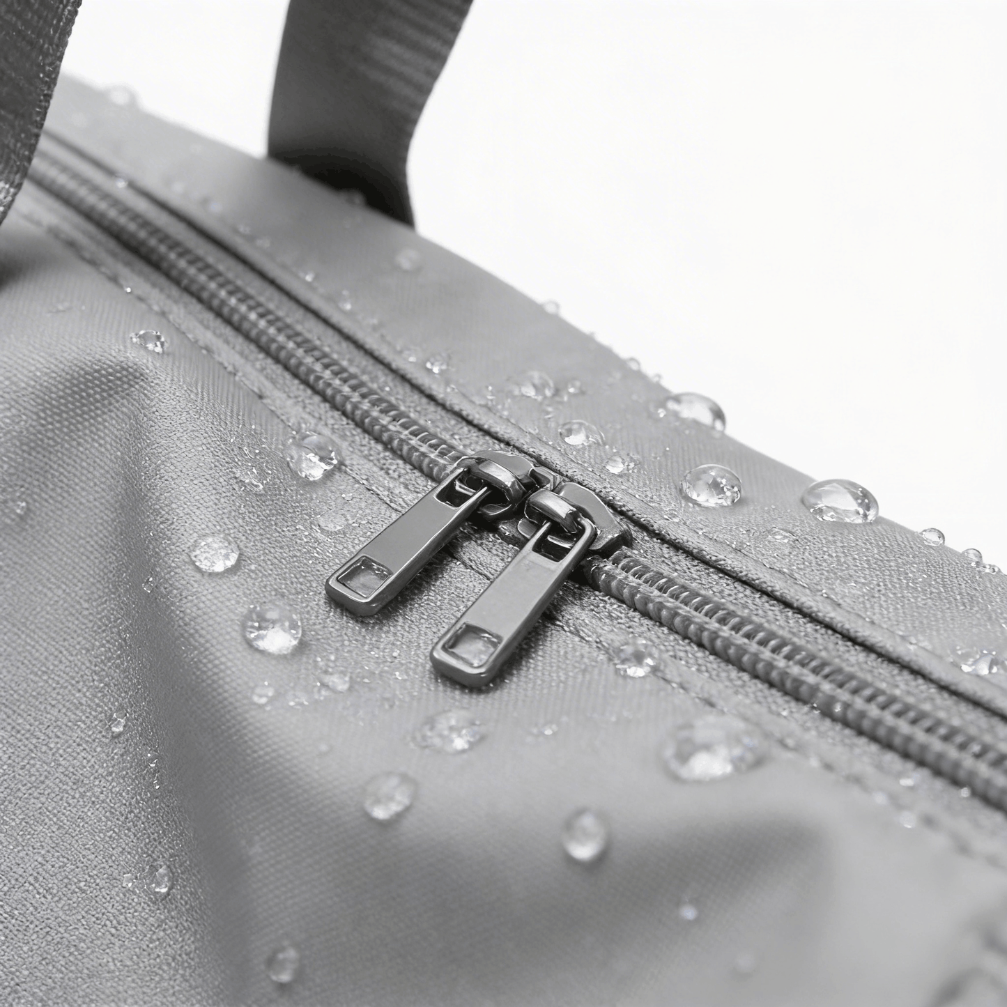 Detailansicht der wasserresistenten Oberfläche und der präzisen Reissverschluss-Verarbeitung des SwissBella Horizon Weekenders.