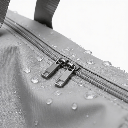 Detailansicht der wasserresistenten Oberfläche und der präzisen Reissverschluss-Verarbeitung des SwissBella Horizon Weekenders.
