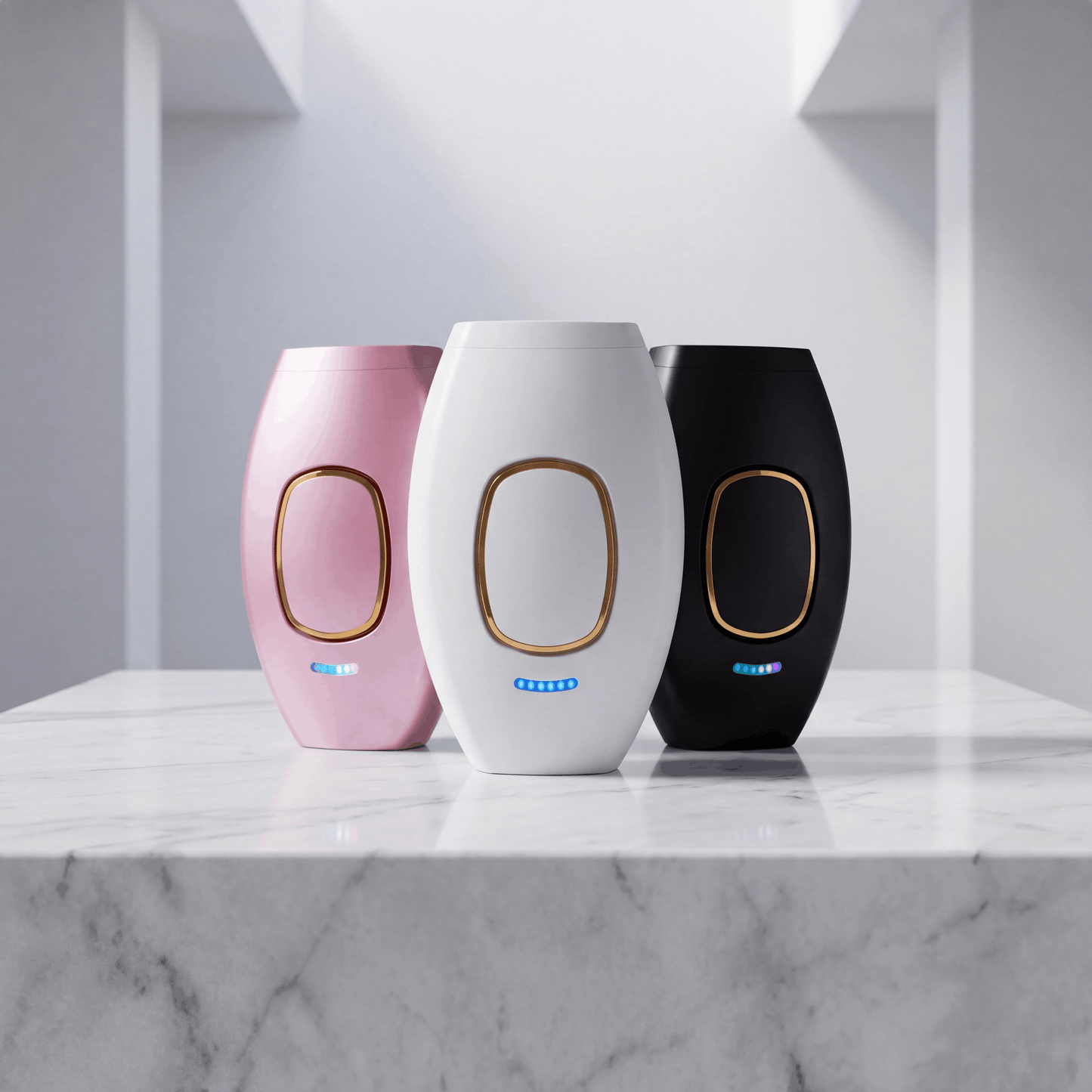 Kuratiertes Gruppenbild aller drei SwissBella VelvetSkin™ Elite IPL-Geräte (Weiss, Schwarz, Pink), arrangiert auf einer grossen Marmorplatte. Boutique-Kollektion.