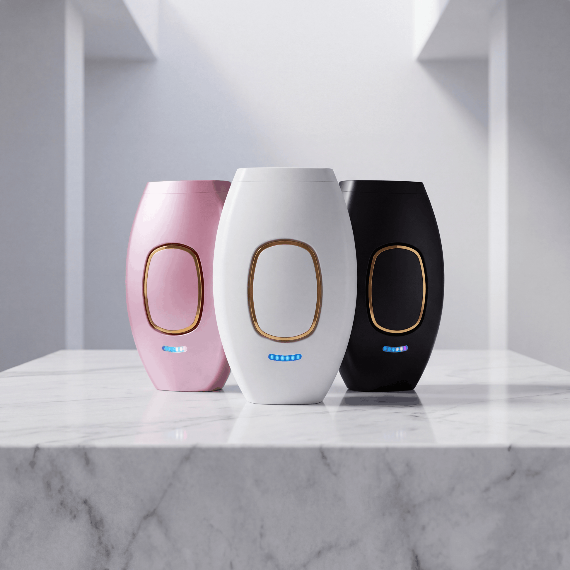 Kuratiertes Gruppenbild aller drei SwissBella VelvetSkin™ Elite IPL-Geräte (Weiss, Schwarz, Pink), arrangiert auf einer grossen Marmorplatte. Boutique-Kollektion.