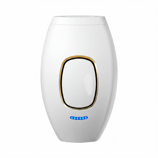 Modernes SwissBella VelvetSkin™ Elite IPL-Gerät in Mattweiss mit roségoldenen Details, isoliert auf reinweissem Hintergrund für Google Shopping. Dauerhafte Haarentfernung.