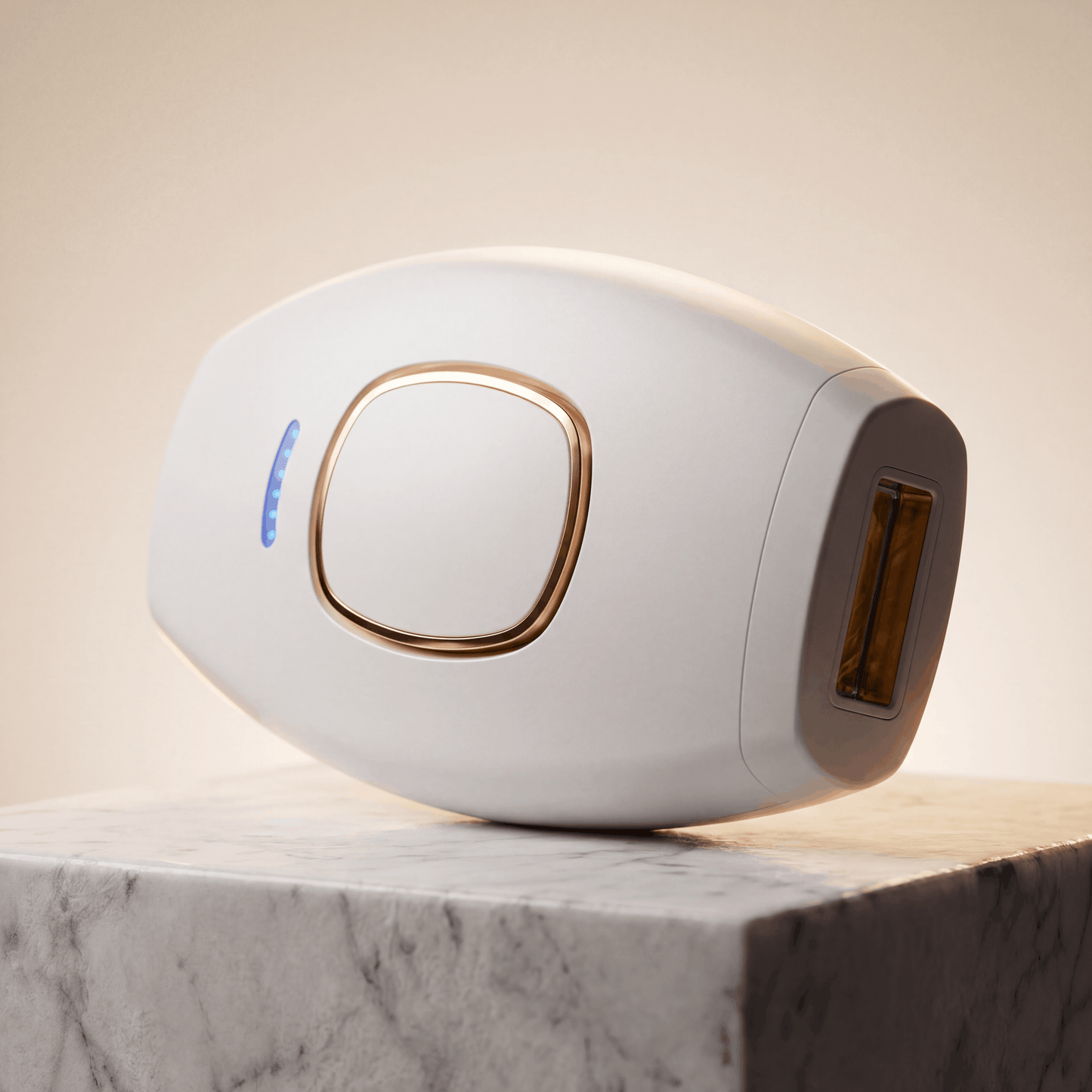 Exklusives Porträt des weissen SwissBella VelvetSkin™ Elite IPL-Geräts, präsentiert auf einem Sockel aus Carrara-Marmor. Luxuriöser Boutique-Look auf Cremeweiss-Hintergrund.